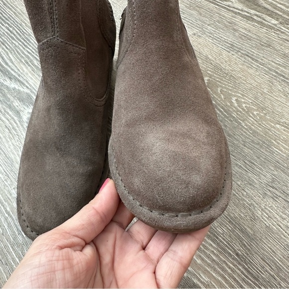 Ugg Bandara Mysterious suede ankle booties, travel friendly, cozy chic - Picture 9 of 11